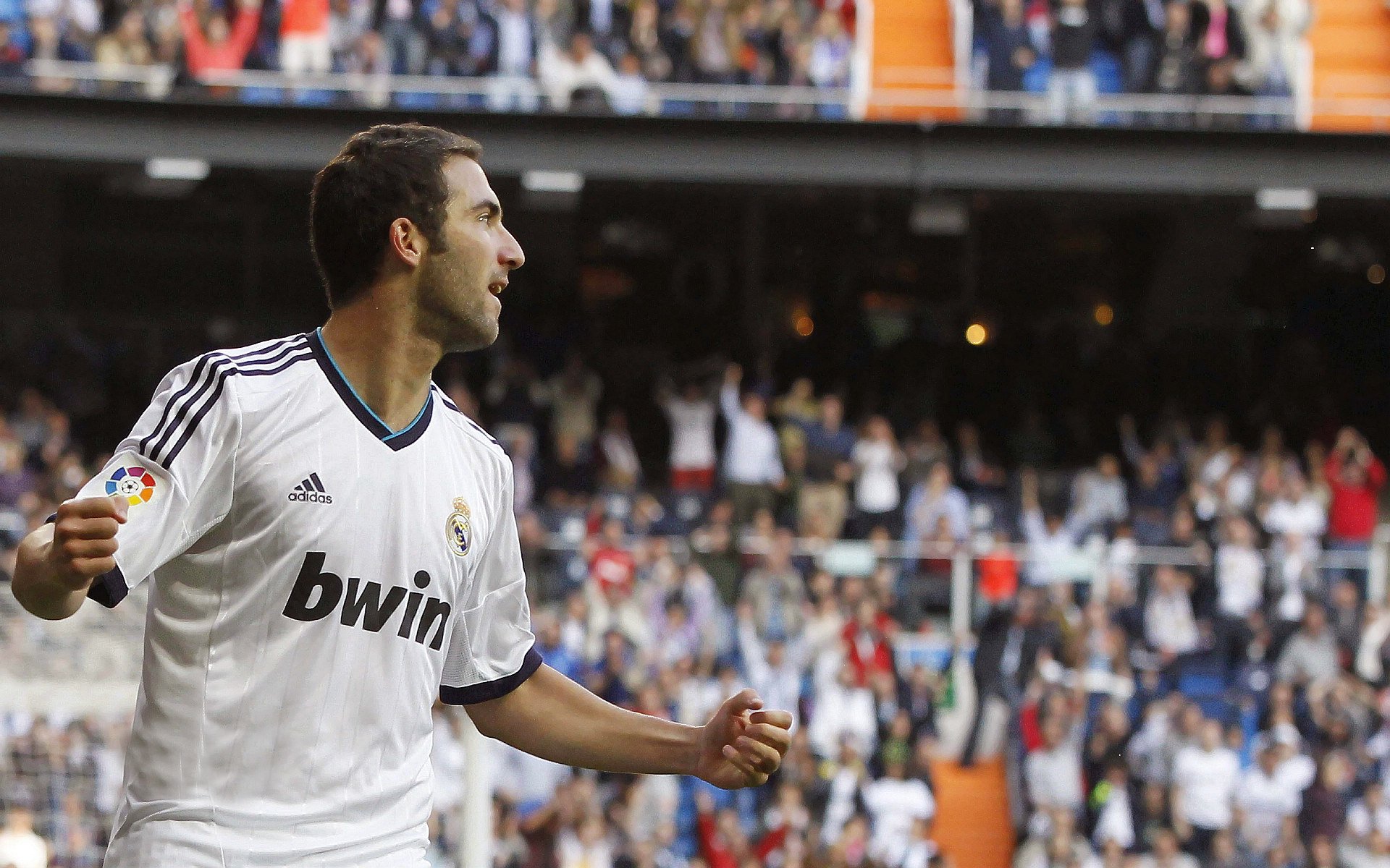 “高新体育中心：网球选手挑战赛场，激战正酣”