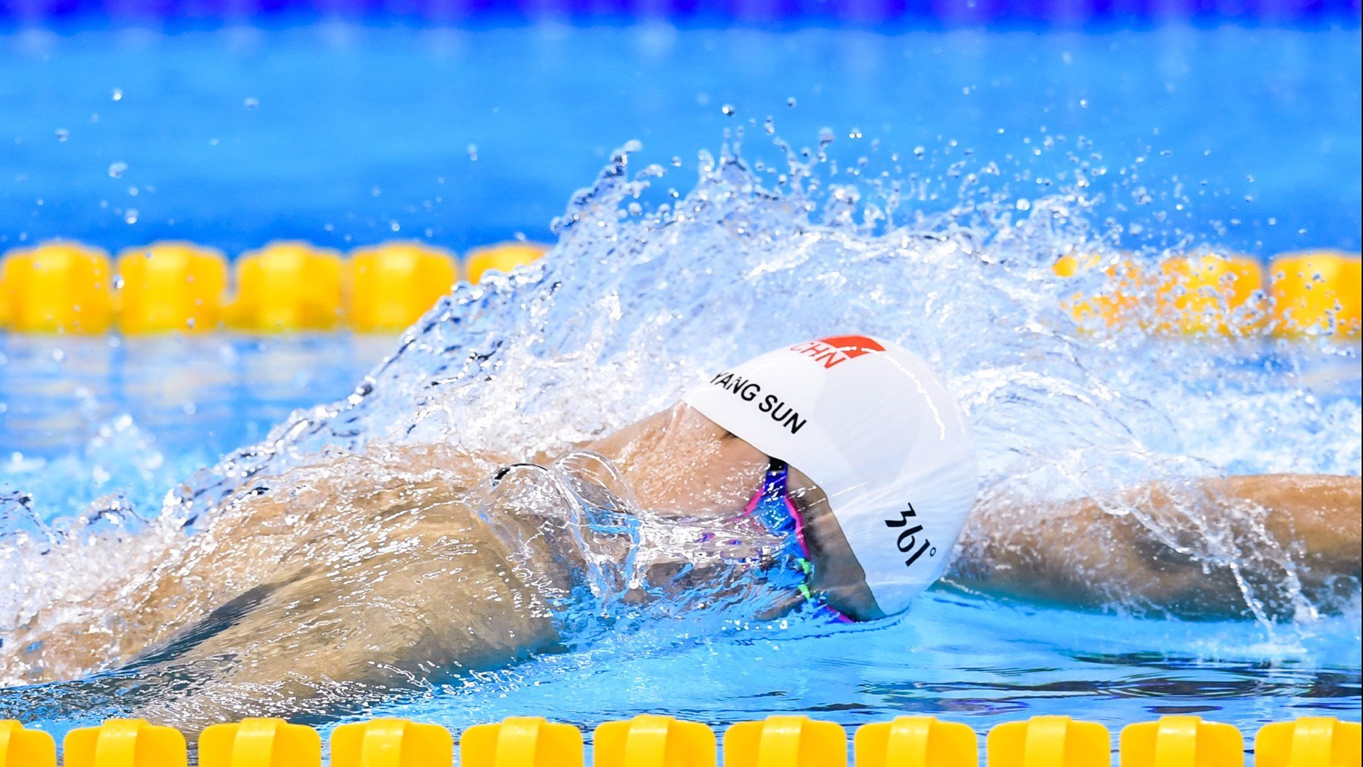 开云官方网-“高新体育中心健力赛：选手凭借超强体能和技术力破纪录”