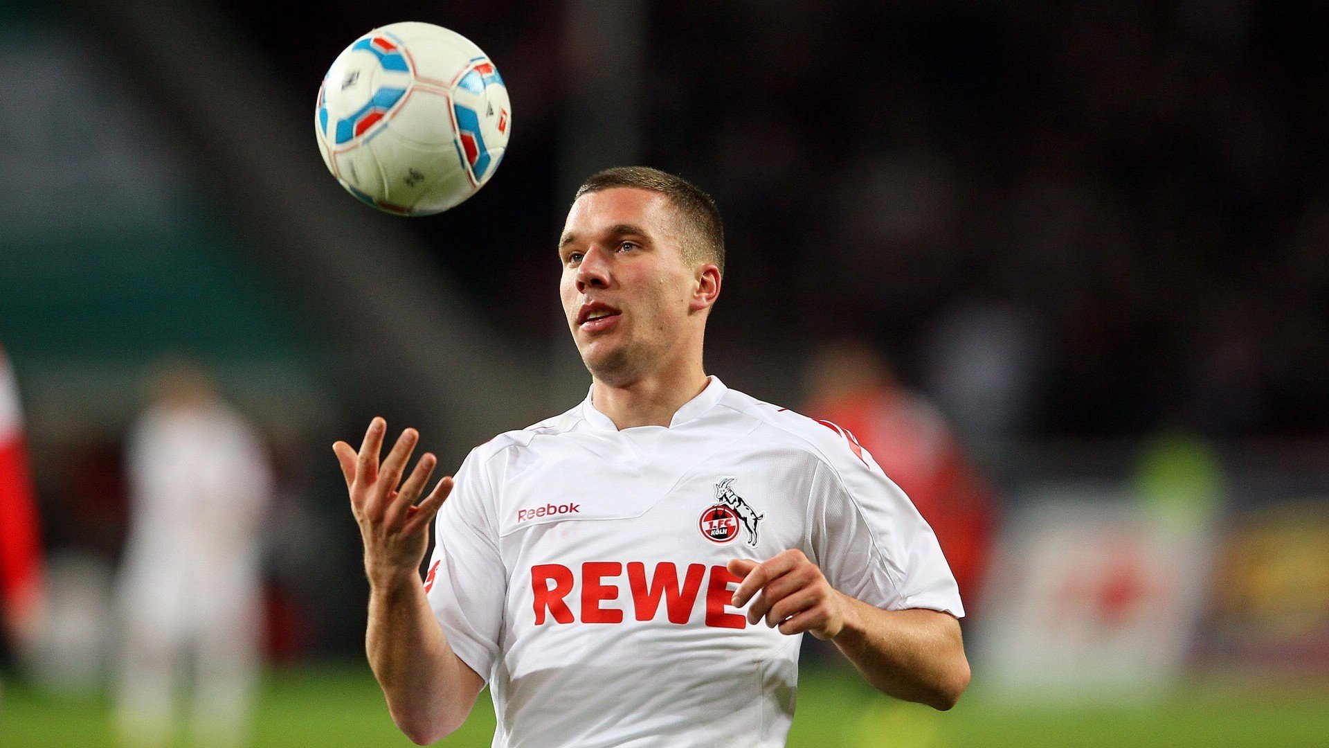 开云体育官网在线-羽毛球赛场年轻选手表现抢眼，羽毛球年轻人